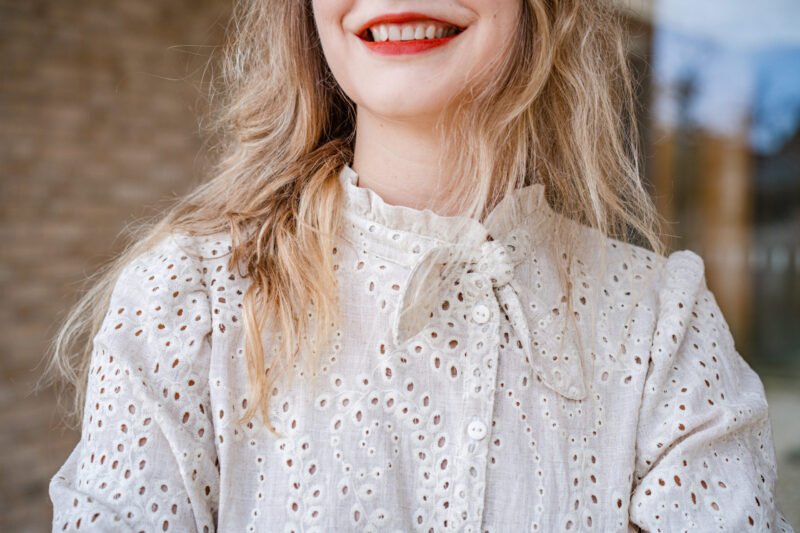 patron de chemisier femme avec un col noué et une patte de boutonnage décalée, patron asymétrique à retrouver sur la boutique brizane.fr