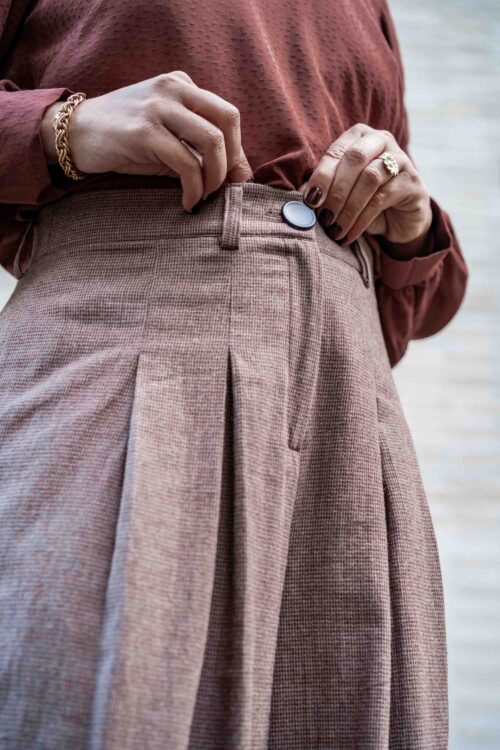 zoom sur les plis avant du pantalon large ASTAU, modèle Brizane.