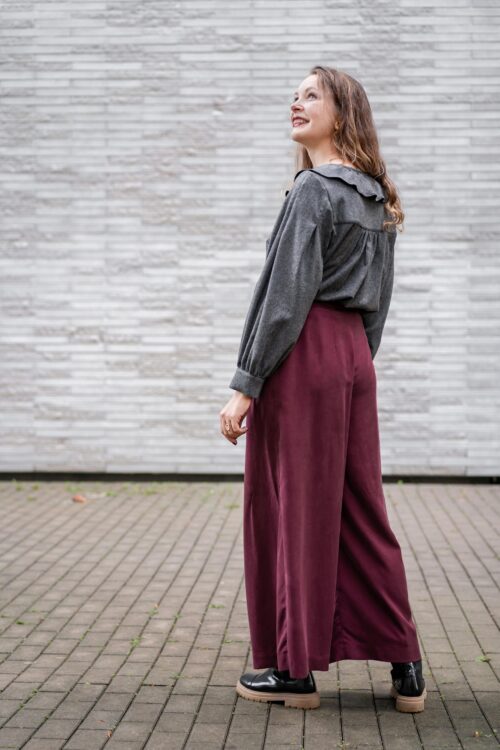 Patron ASTAU vu de dos, pantalon large Brizane à poches discrètes.