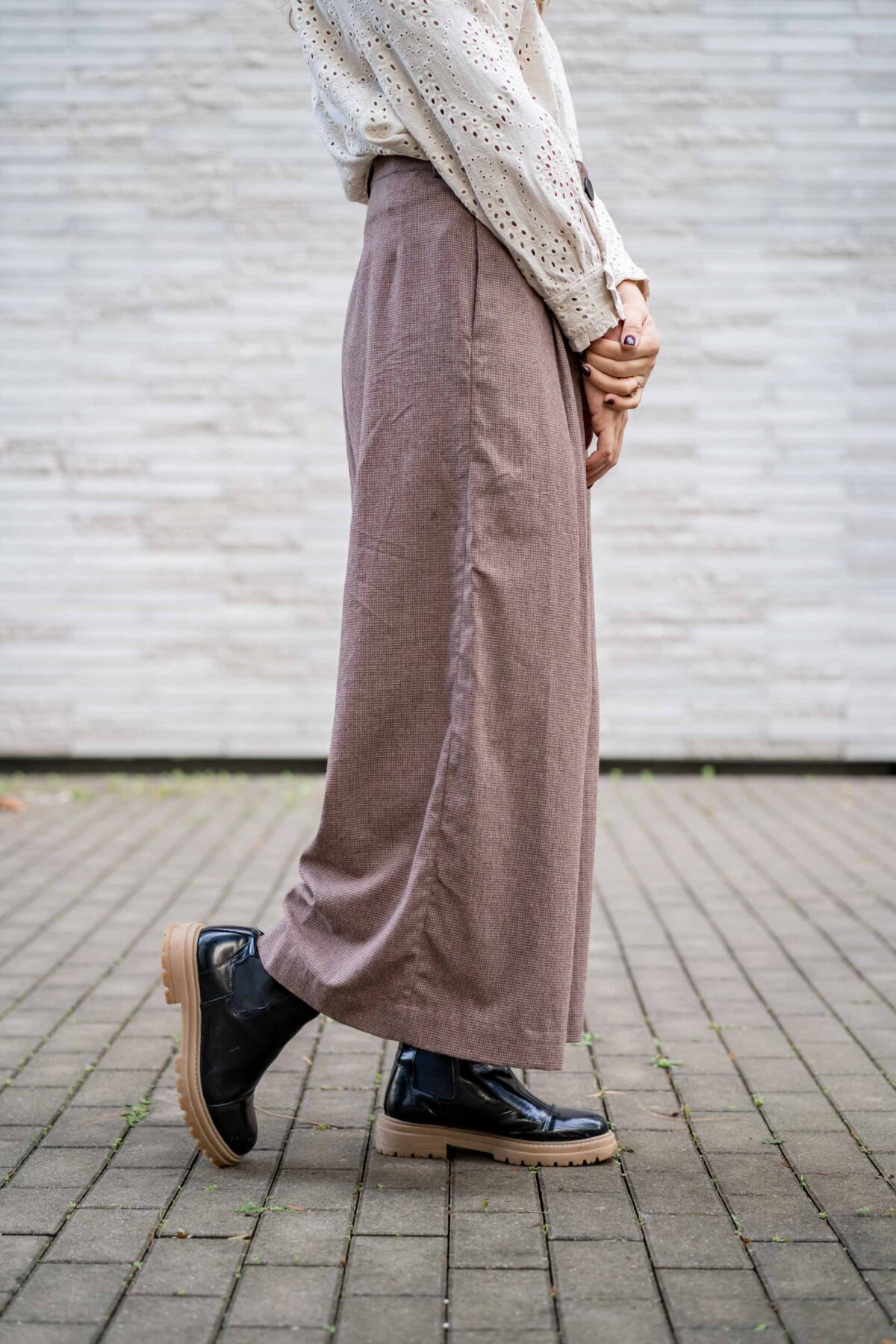 Pantalon ASTAU de profil, patron de couture taille haute à jambes larges.