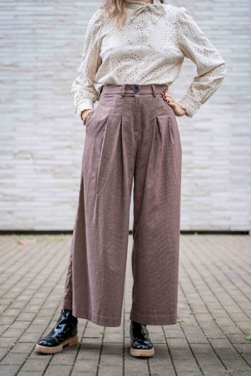Patron de couture pantalon ASTAU, taille haute et plis sur le devant.