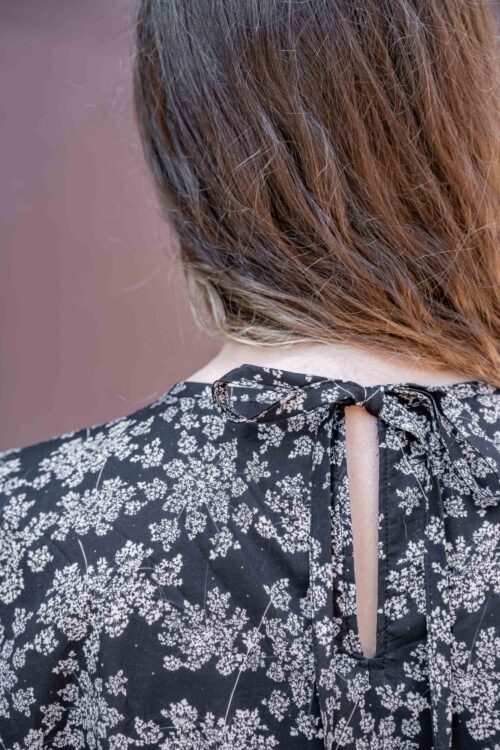 patron de couture blouse femme. zoom sur le dos de la blouse avec fente et nœud