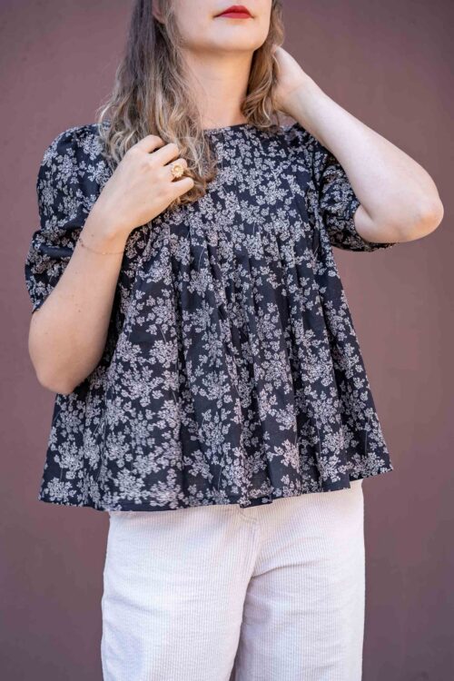 Patron de blouse avec du volume et des plis sur le devant