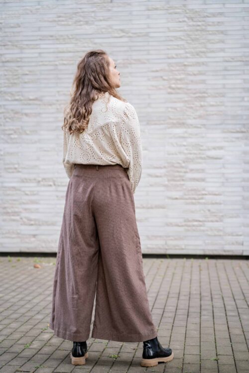 Vue de dos du pantalon ASTAU, patron couture femme coupe large.