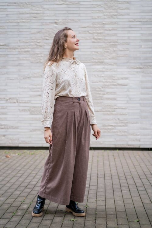 Pantalon ASTAU vu de face, patron de couture femme taille haute et jambes larges.