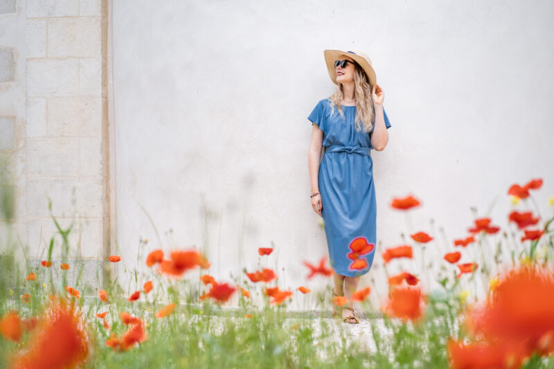 robe florisse bleue, photo de face avec des coquelicots - patron de couture Atelier BRIZANE