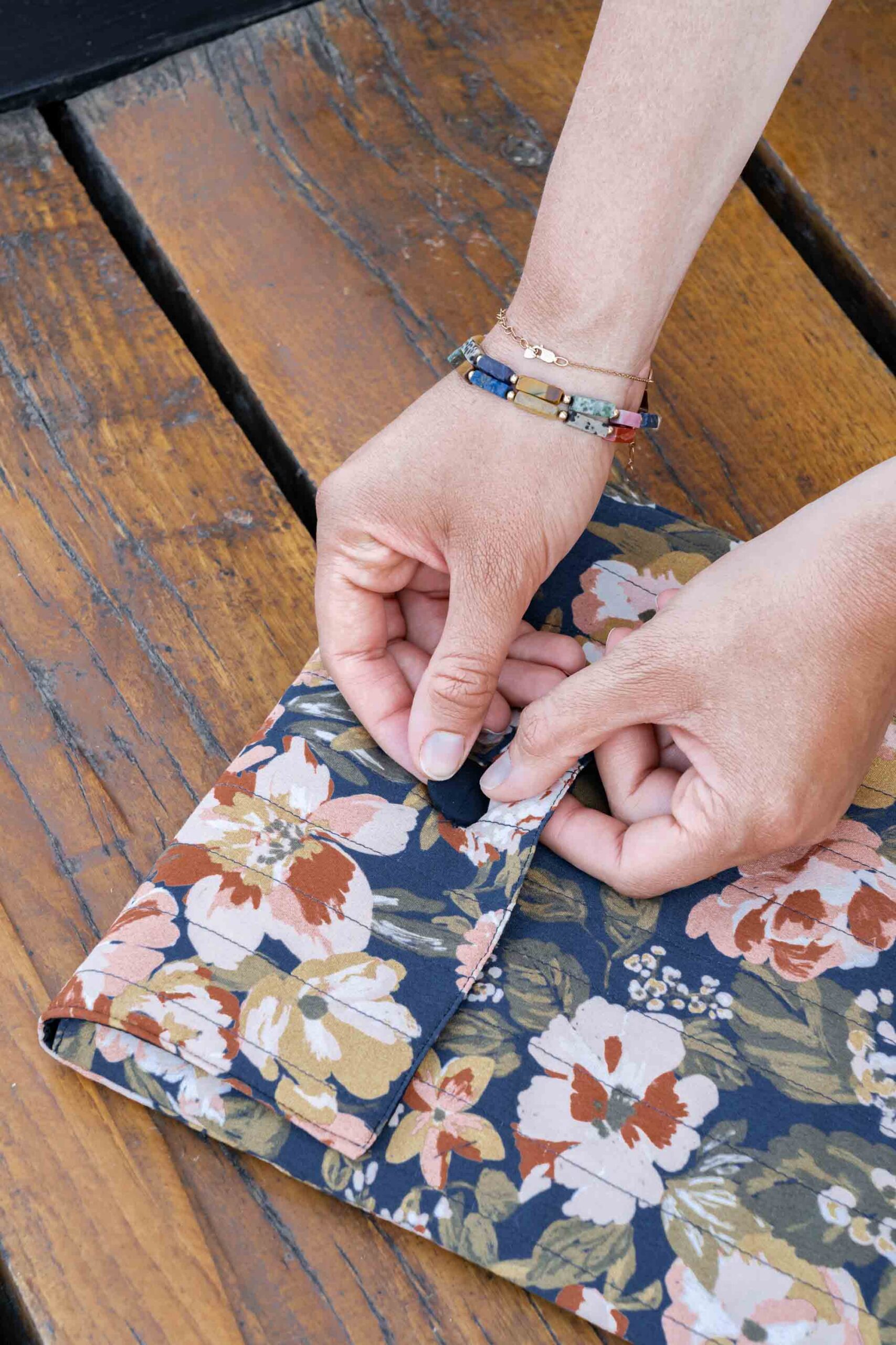 Pochette ordinateur matelassée patron couture PDF gratuit avec bouton