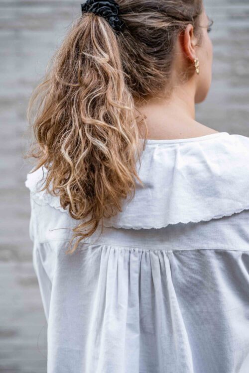 Patron blouse OYANA de dos, détails fronces et finitions soignées Brizane.