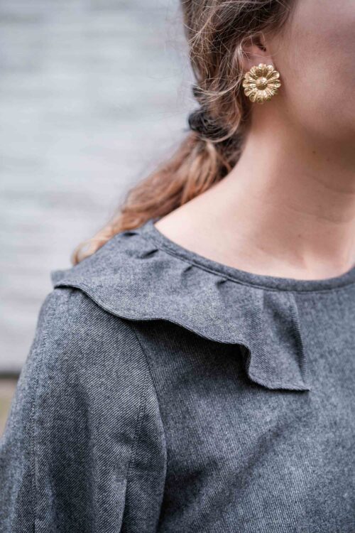 Détail du col claudine à plis plats de la blouse OYANA, patron de couture femme.