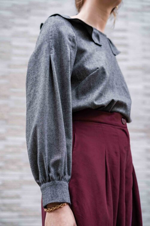 Détails couture des manches à plis creux du patron de blouse OYANA.