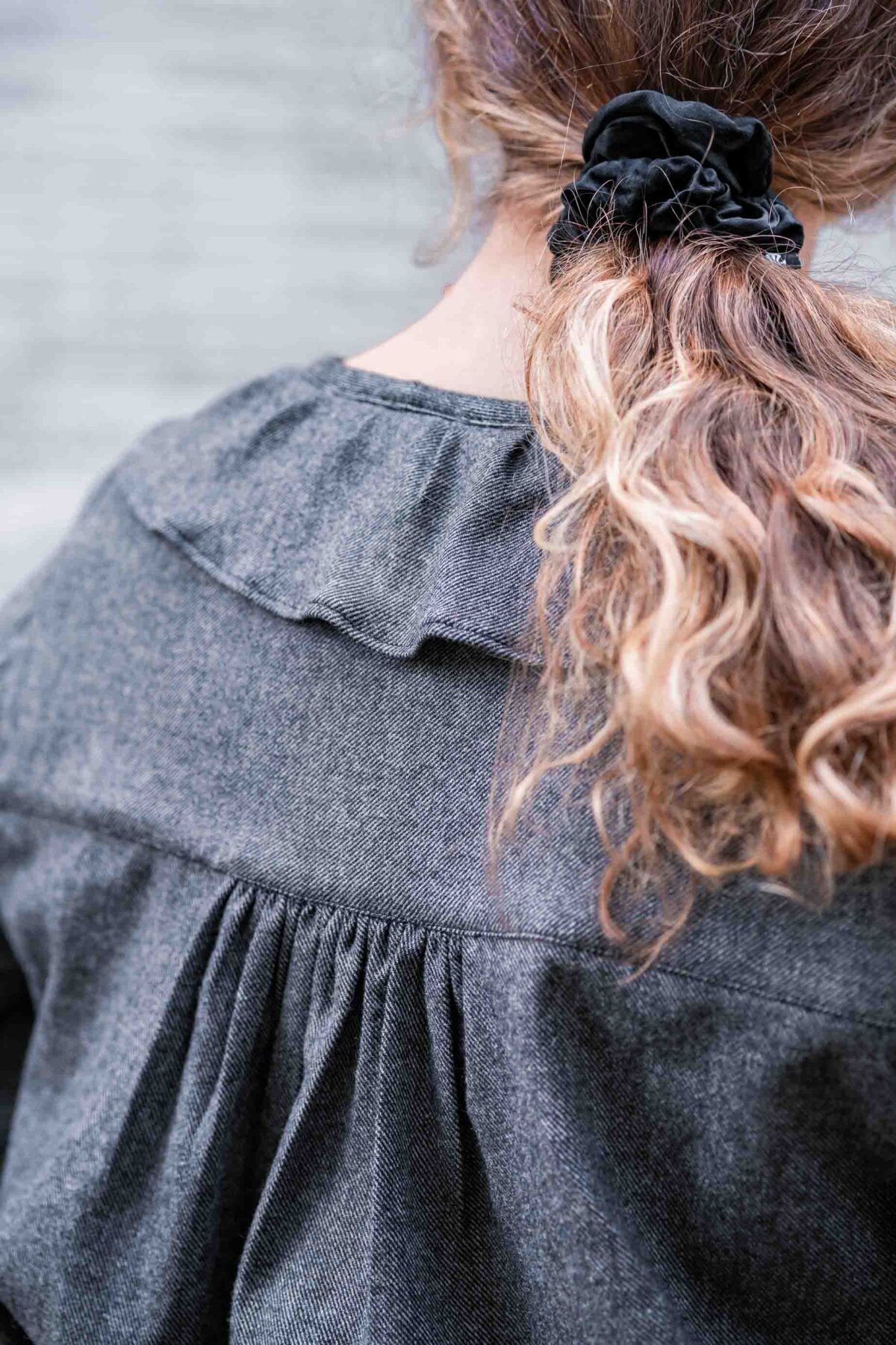 Dos froncé de la blouse OYANA, patron de couture femme avec col claudine.