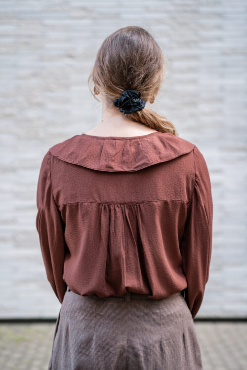 dos froncé de la blouse OYANA, patron de couture col claudine Brizane.