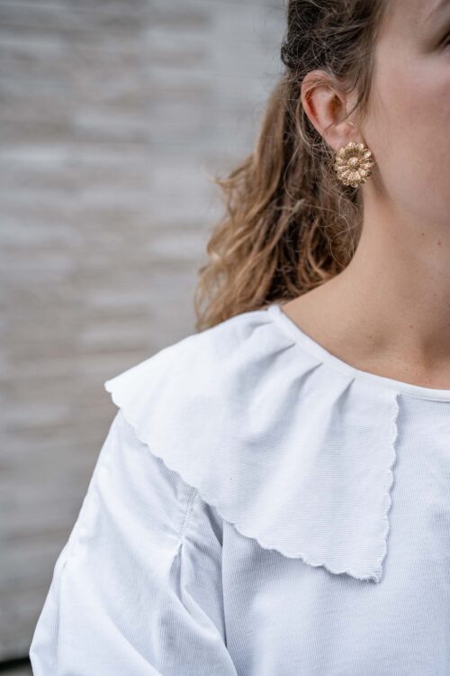 Zoom sur le col claudine et les finitions du patron de blouse OYANA.