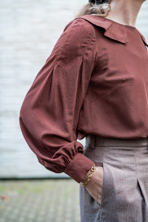 Détail des manches froncées de la blouse OYANA, patron de couture femme.