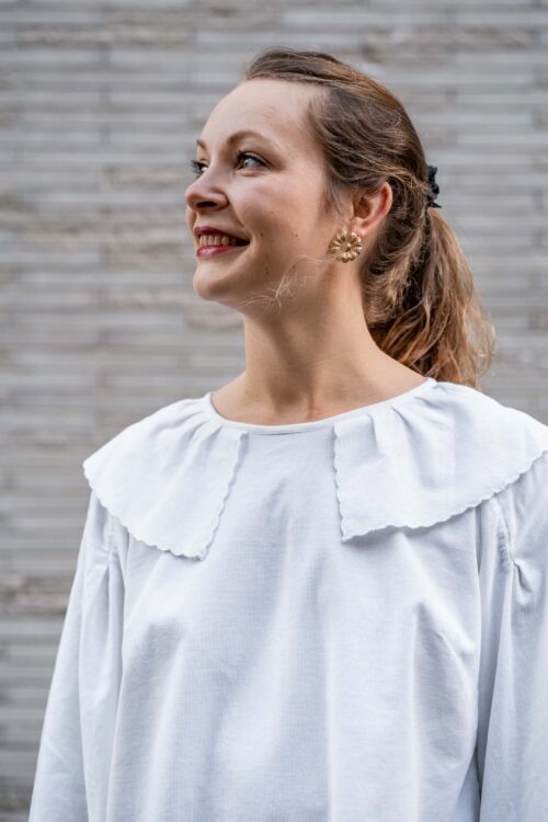 Modèle de blouse OYANA, patron blouse col claudine à coudre, coupe féminine et élégante.
