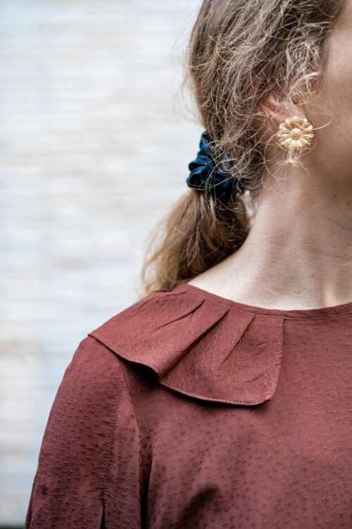 Détail couture du col claudine de la blouse OYANA, patron de couture Brizane.