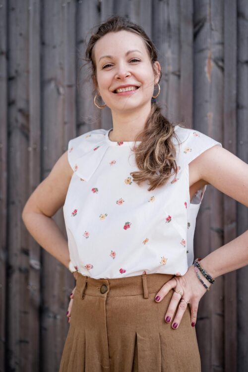 patron de la blouse sans manche oyana porté par la créatrice d'atelier brizane
