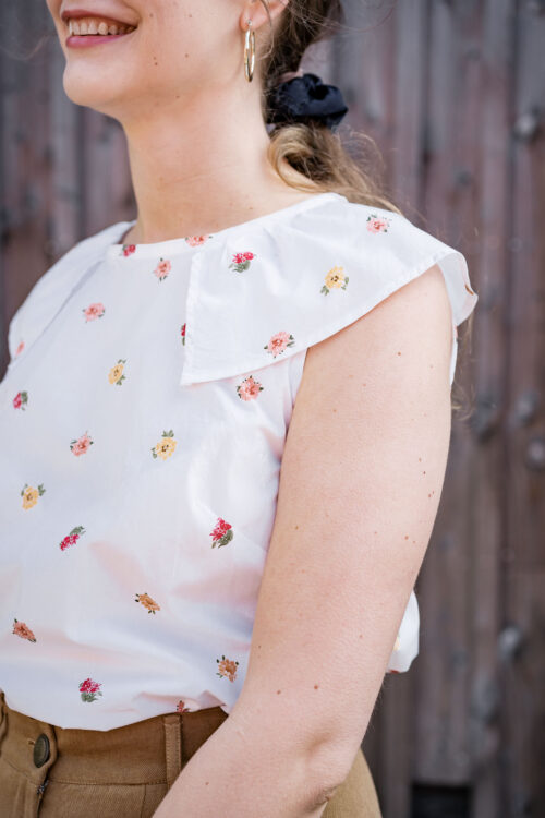 zoom sur le col du patron de la blouse sans manche oyana