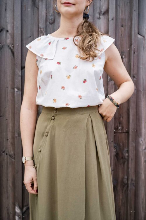 patron de blouse sans manche Oyané portée avec une jupe