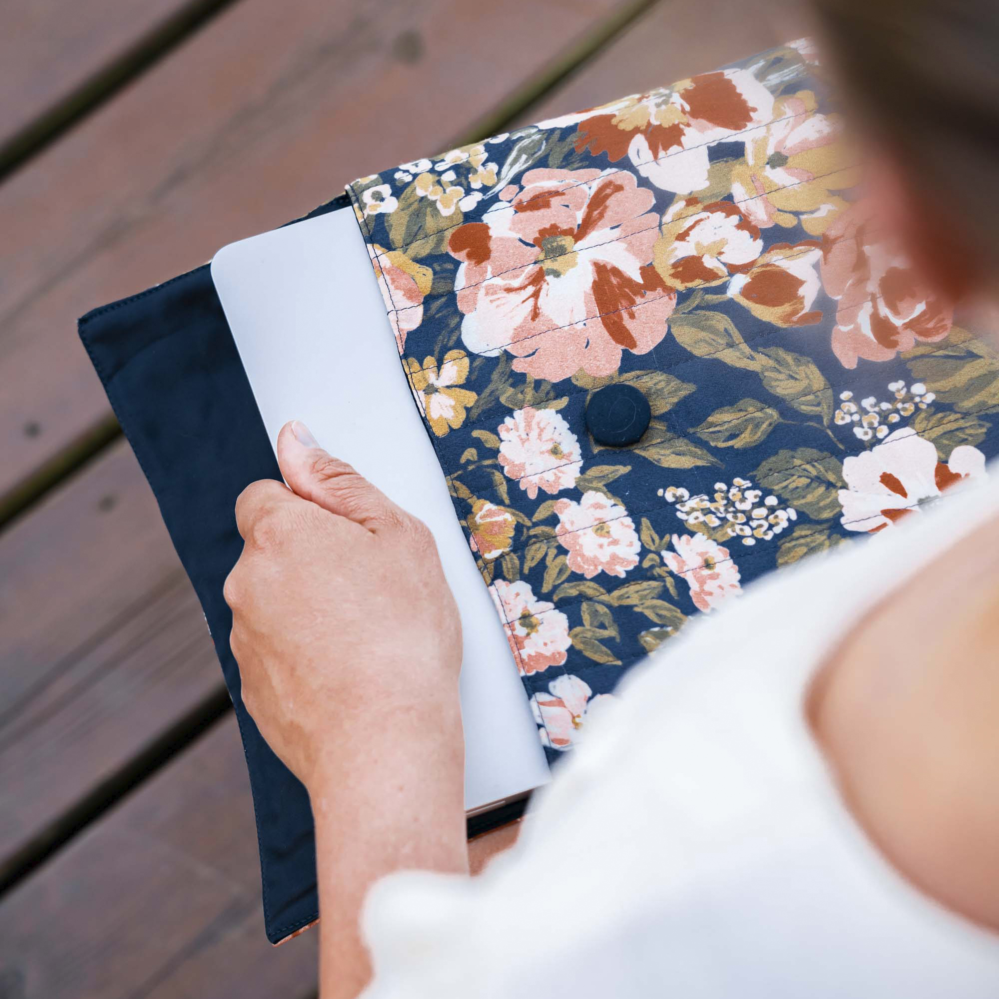 Housse d’ordinateur cousue avec le patron gratuit Atelier Brizane, projet couture femme élégant