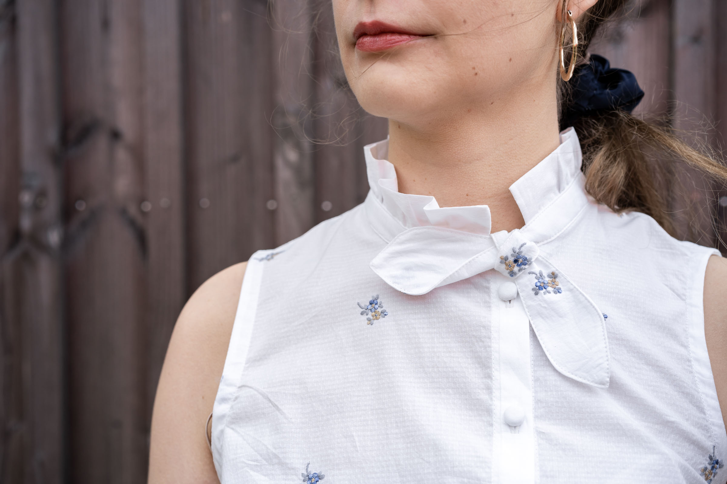 zoom sur le col du patron de la chemise enoé qui a été réalisée dans sa version sans manche