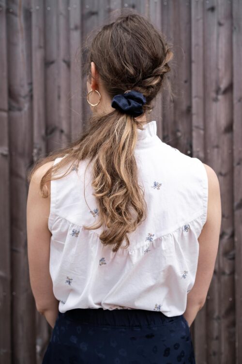 patron de couture énoé, une chemise sans manche portée, vue de dos