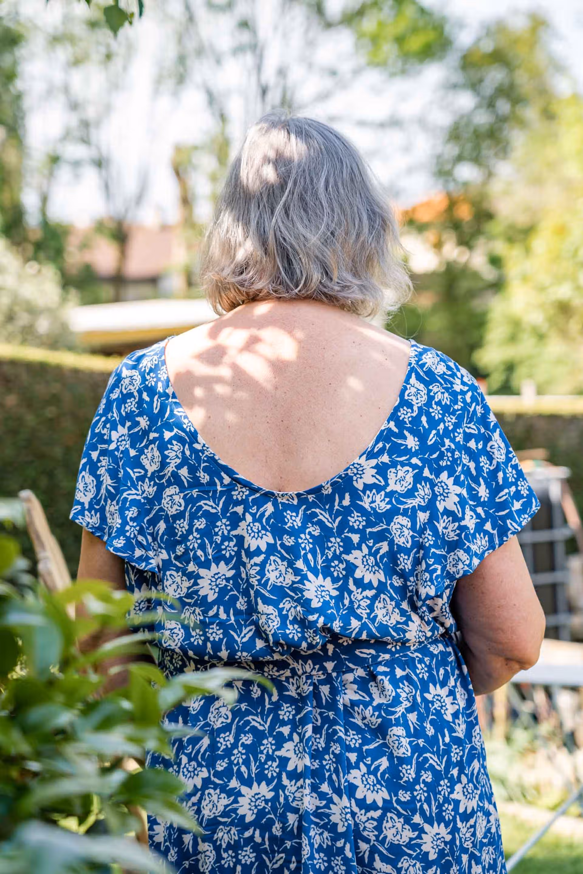 paron de robe grande taille, vue de dos, cousu et porté par une couturière en taille 50